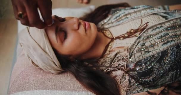 Holística Curativa Mujer Con Piedra Cuerpo Para Meditación Indígena Relajarse — Vídeos de Stock