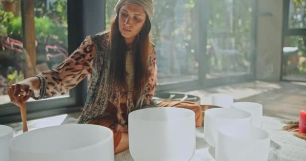 Som Cura Mulher Banho Para Meditação Terapia Chão Com Baqueta — Vídeo de Stock