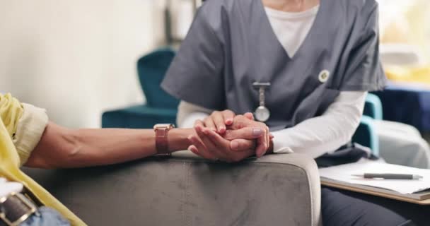 Sjukhus Hålla Hand Och Sjuksköterska Med Patienten För Komfort Stöd — Stockvideo