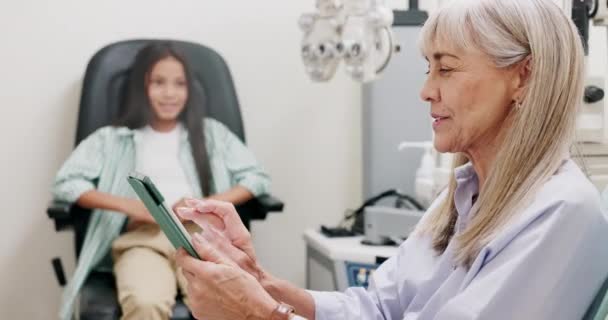Tablet Kinder Und Augenarzt Mit Ergebnissen Für Sehtests Online Informationen — Stockvideo
