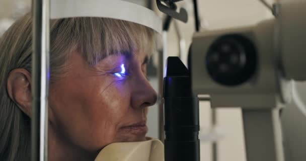 スリットランプまたは眼科は 医療技術として眼科 医学または眼科として 成熟した女性 眼球または緑内障の光 検査またはレンズ 角膜または私のユートピアを診断するための相談 — ストック動画