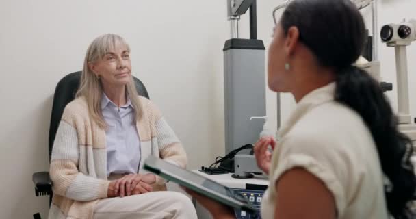 Médico Escritório Mulher Com Tablet Consulta Com Paciente Optometrista Para — Vídeo de Stock