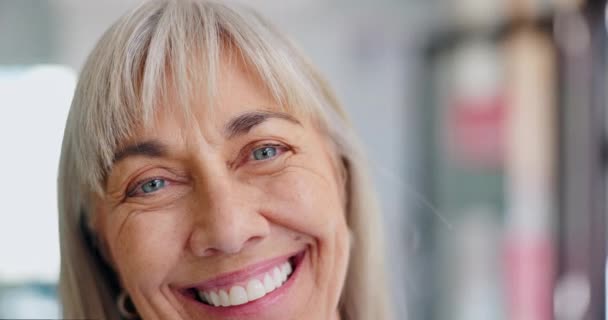 Kvinde Ansigt Smil Med Lykke Tilfredshed Vision Resultat Optometrist Klinik – Stock-video
