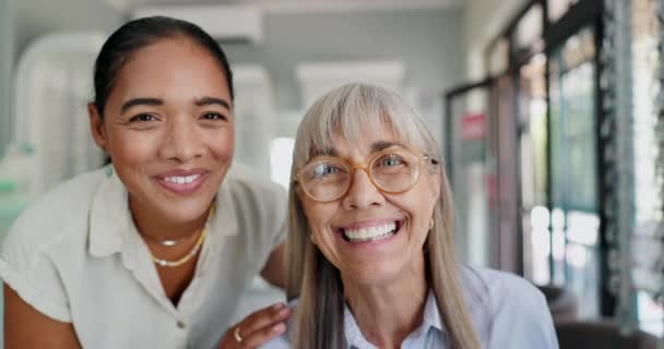 Mulher Feliz Óculos Optometrista Com Polegares Para Cima Para Saúde — Vídeo de Stock