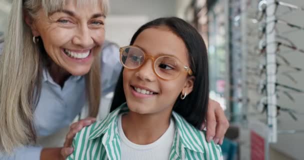 Vásárlás Szemüveg Vagy Arc Gyermek Orvos Szemápolás Kiskereskedelem Látás Segítség — Stock videók