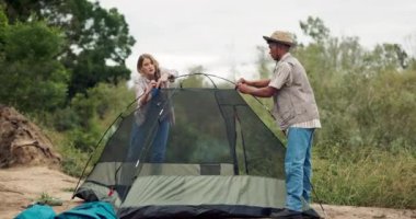 Kamp, çift ve açık havada çadır kurmak tatilde, tatilde ve ırklar arası insanlar doğada seyahat eder. Kamp yeri, erkek ve kadın birlikte atış yapar, sohbet eder ve kırsal kesimde hazırlıklara yardım eder..