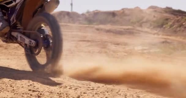 Озил Песок Колеса Спортивным Человеком Бездорожье Соревнований Выступлений Гонок Мотоцикл — стоковое видео