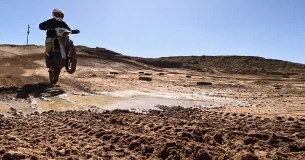 Desporto Motocicleta Pessoa Dirigindo Fora Estrada Deserto Areia Com Salto — Vídeo de Stock