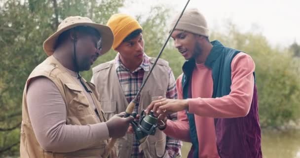 Campeggio Amici Pesca Aiutano Con Attrezzi Pesca Fiume Consigli Casting — Video Stock