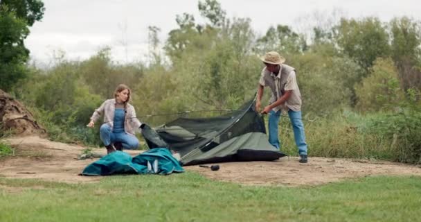 在户外搭帐篷 度假和异族人在大自然中旅行 男人和女人一起布置 冒险和帮助在农村做准备 — 图库视频影像