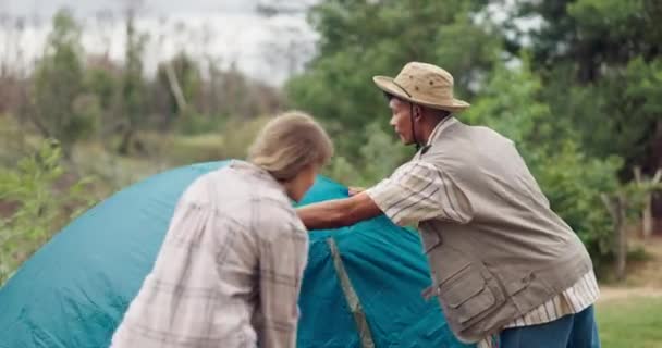 夫妇和野营帐篷 供假日 度假和野外种族间人士旅行之用 男人和女人在一起 帮助农村的准备工作 — 图库视频影像