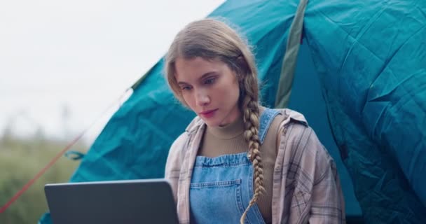 Dziewczyna Laptop Camping Namiotem Badań Mail Lub Komunikacji Świeżym Powietrzu — Wideo stockowe