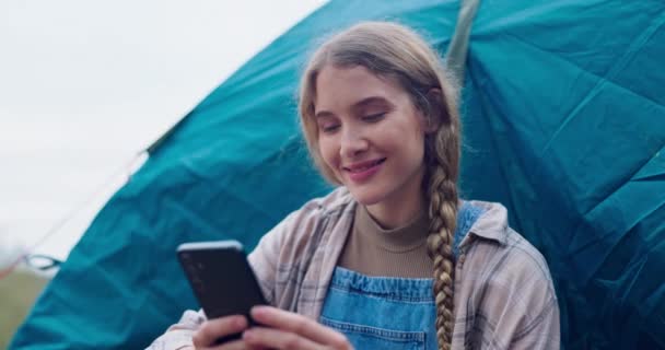 打电话 住在帐篷里的女人外出探险 度假和外出度假 快乐的人在营地与智能手机社交媒体 在线邮件和旅行更新的人在瑞典 — 图库视频影像