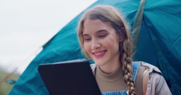 キャンプ タブレット 女の子は 屋外での自然の中でテントで ソーシャルメディア オンラインポスト スウェーデンでの旅行の更新のためのデジタル技術のサービスプロバイダー ネットワーク — ストック動画