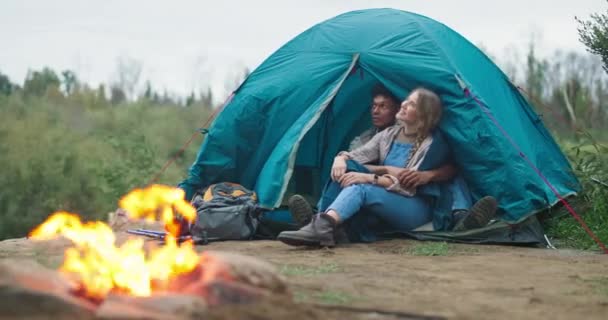 Feuer Umarmung Und Ein Paar Zelten Wald Gemeinsam Reisen Abenteuer — Stockvideo