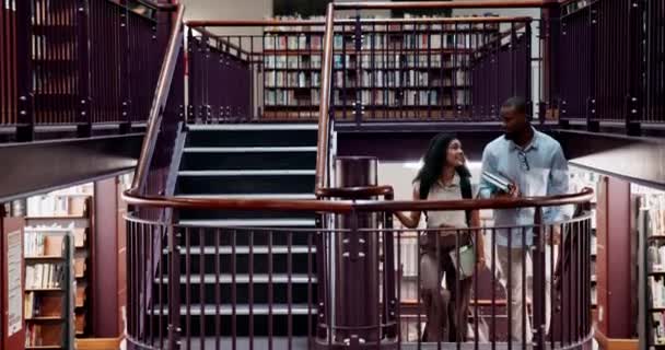 步行和男人与妇女一起在图书馆学习研究 大学教育和书籍知识 大学校园里的学生和步子 带着书架 学习和学习以获得奖学金 — 图库视频影像