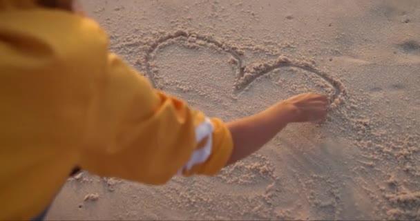 Pessoa Praia Coração Com Areia Data Alegria Para Felicidade Amor — Vídeo de Stock