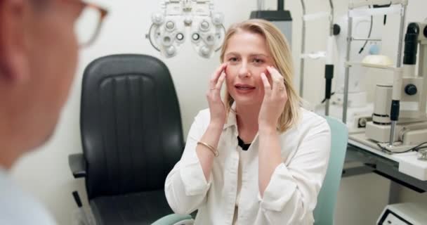 診療所の視力のための眼科 サポートおよび心配のための眼科の患者 相談およびオフィス 眼科医 およびアドバイス ディスカッション 視力のためのコミュニケーションの人々 — ストック動画