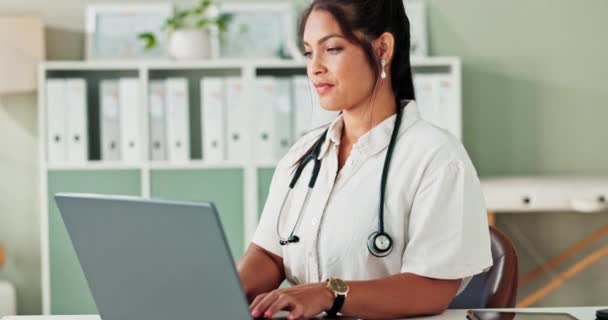 医療研究のためのコンピュータにタイピング インターンシップと計画とサービス クリニックオフィスのラップトップのプロの医療従事者の笑顔 レポート — ストック動画
