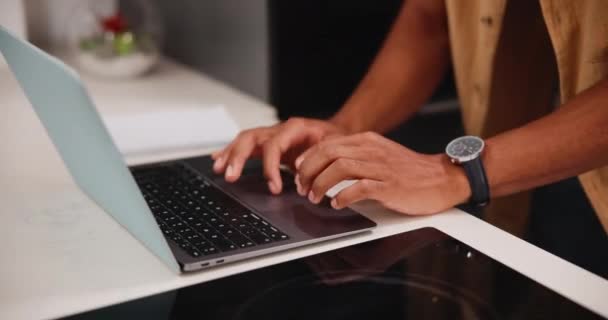 Homem Mão Digitação Laptop Cozinha Para Trabalho Remoto Escrevendo Mail — Vídeo de Stock