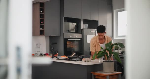 Influencer Mann Und Kochen Der Küche Oder Streaming Mit Kamera — Stockvideo