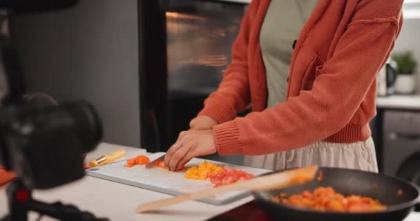 Händerna Matlagning Och Live Streaming Köket För Recept Handledning Och — Stockvideo