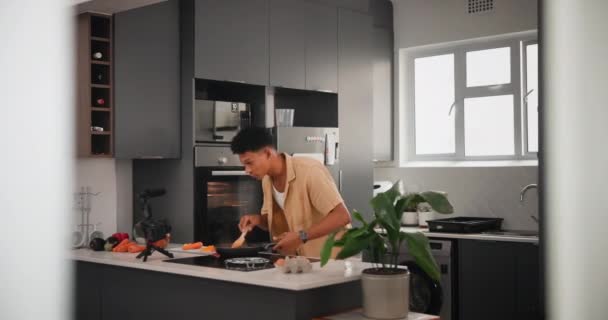 Influencer Mann Matlaging Kjøkkenet Eller Opptak Med Kamera Matvarelogg Eller – stockvideo