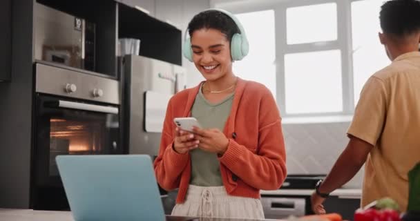 Menina Fones Ouvido Telefone Laptop Mesa Cozinha Com Risos Upload — Vídeo de Stock