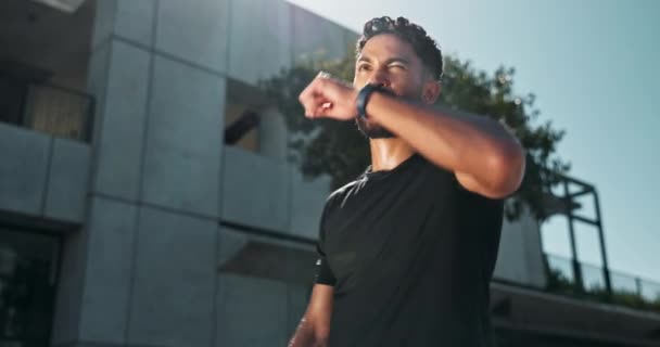 Città Stanca Uomo Con Fitness Sudorazione Esausto Con Allenamento Sfida — Video Stock