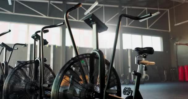 体操和自行车用于有氧运动 健身和运动促进健康和健康 演播室或自行车俱乐部 用于体能训练 减肥及与锻炼和设备竞争 — 图库视频影像