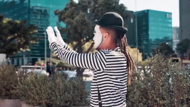 Mime Umělec Muž Městě Nátěrem Obličej Pro Představení Akci Komedii — Stock video