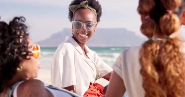 在美国迈阿密的海上度假时 聊天或朋友在海滩上嬉笑 在海洋中与人团聚 交谈或与女人在一起 用一个有趣的笑话来放松自己或在大自然中旅行 — 图库视频影像