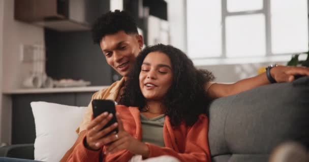 Zuhause Entspannen Und Sich Mit Einem Smartphone Paaren Lächeln Und — Stockvideo