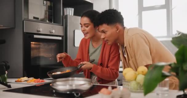 Etkilenen Çiftleşen Mutfakta Yemek Pişiren Kamerayla Yemek Çeken Içerik Yaratan — Stok video