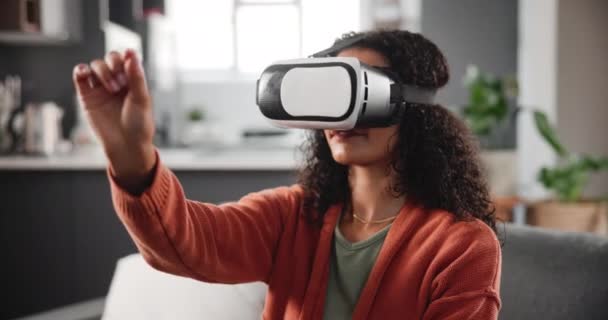 Jente Sofa Virtuell Virkelighet Briller Samspill Eller Underholdning Videospill Metaverse – stockvideo