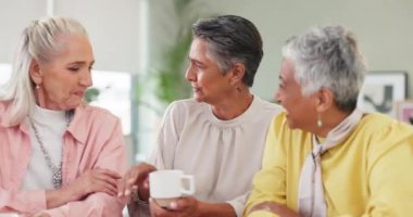 Huzurevi, yaşlı kadınlar ve arkadaşlarla sohbet, komik ve emeklilikle sabah çayı. Apartman, emekliler ve yaşlılar kahveyle ya da şakayla, kibarlıkla ya da destekle gülümserler..