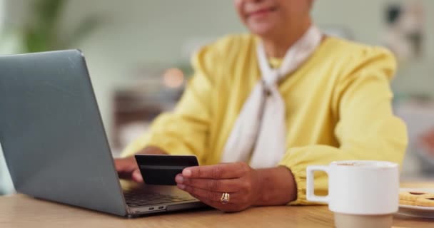电子商务 笔记本电脑和有信用卡的妇女用于网上购物 数字银行和支付 女性个人 金融技术和与信息的连接 用于订阅 密码或网站验证 — 图库视频影像