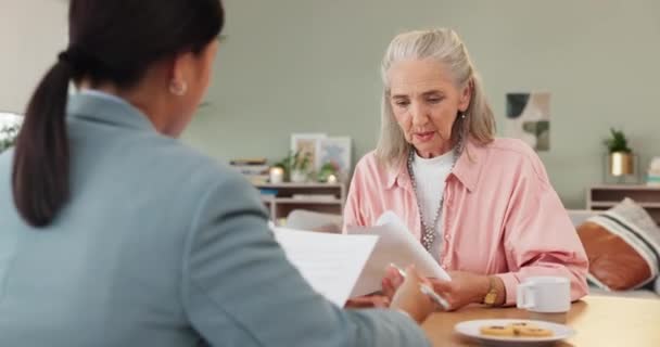 Senior Mujer Hablar Con Asesor Financiero Casa Con Hipoteca Papeleo — Vídeo de stock