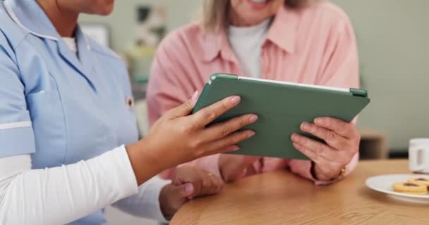 Tablette Femme Âgée Infirmière Pour Discussion Résultats Examen Rapport Numérique — Video