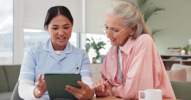 Senior Mulher Tablet Enfermeira Para Consulta Resultados Exames Relatório Digital — Vídeo de Stock
