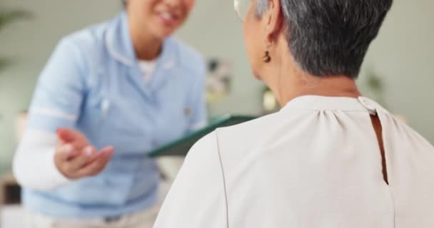 Enfermera Mujer Madura Mano Mano Para Apoyo Cuidado Ancianos Ayuda — Vídeos de Stock