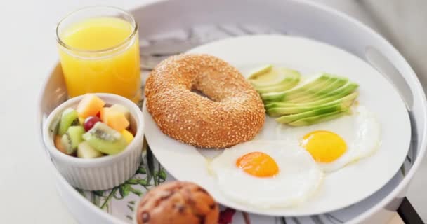 Завтрак Апельсиновый Сок Еда Тарелке Крупным Планом Питания Оздоровления Кексом — стоковое видео