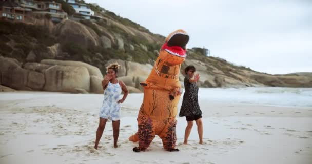 Komiks Lidé Dinosauři Kostýmem Pro Tanec Pláži Nebo Oceánu Štěstí — Stock video