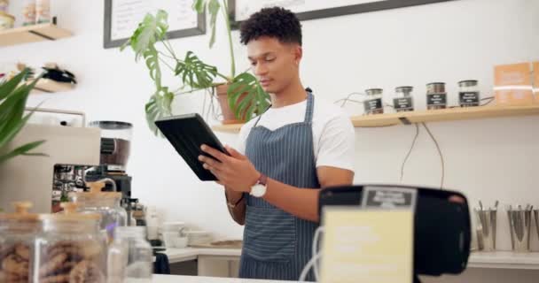 Homem Barista Tablet Café Com Ordem Comércio Eletrônico Venda Line — Vídeo de Stock