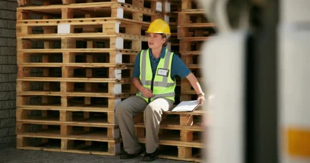 メンテナンスプロジェクト バーンアウト 修理や建物の木枠に座っているプロフェッショナルな女性工業労働者のストレス エンジニアリング 女性建設作業員 — ストック動画