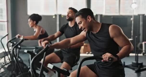 锻炼和健身 以及高达5分的健身 训练和锻炼 以锻炼手臂或腿上的肌肉 横梁或自行车对心血管强度和决心的影响 — 图库视频影像