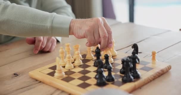 체스와 기사를 손으로 테이블에 경쟁에 게임에서 콘테스트 전략에 지식을 똑똑한 — 비디오
