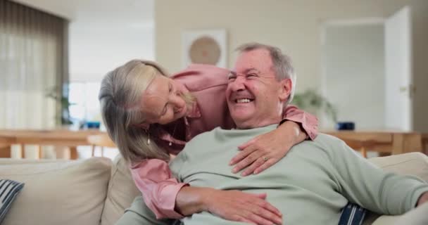在家里客厅里的沙发上 脸和一对年长的夫妇拥抱在一起 放松一下 并与爱情粘合在一起 在家中休息室拥抱退休丈夫的老年妇女的快乐 关爱和画像 — 图库视频影像