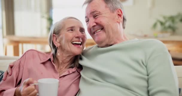 老年人 夫妇和拥抱咖啡沙发上的结合 退休和对话在客厅的家 老年人 热饮和拥抱在沙发上 与交谈 健康和早晨休息 — 图库视频影像