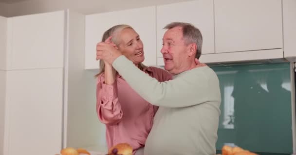 Baile Pareja Feliz Mayor Cocina Cocinar Amor Casa Retiro Cuidado — Vídeos de Stock